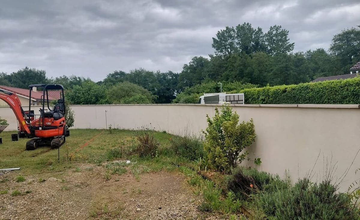 Cour redessinée à Bâgé-la-Ville — avant