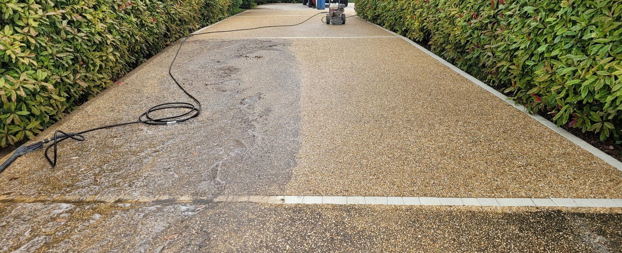 Nettoyage haute pression d’une allée en béton désactivé